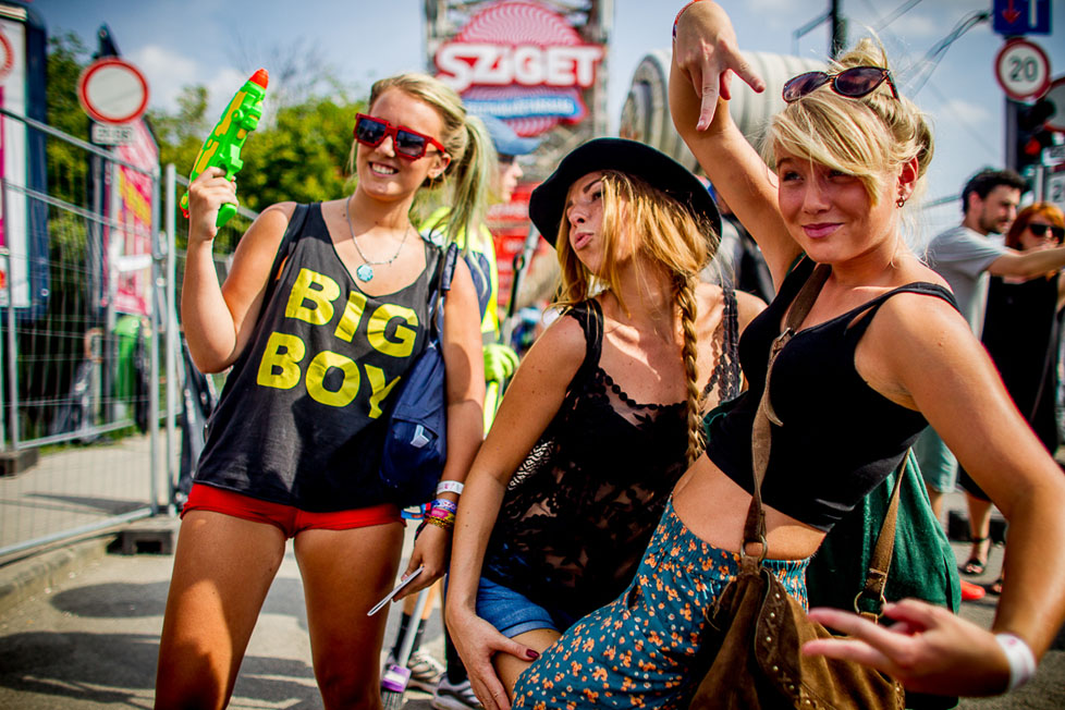 groupe de trois copines au festival de musique de Sziget en train de poser pour la photo