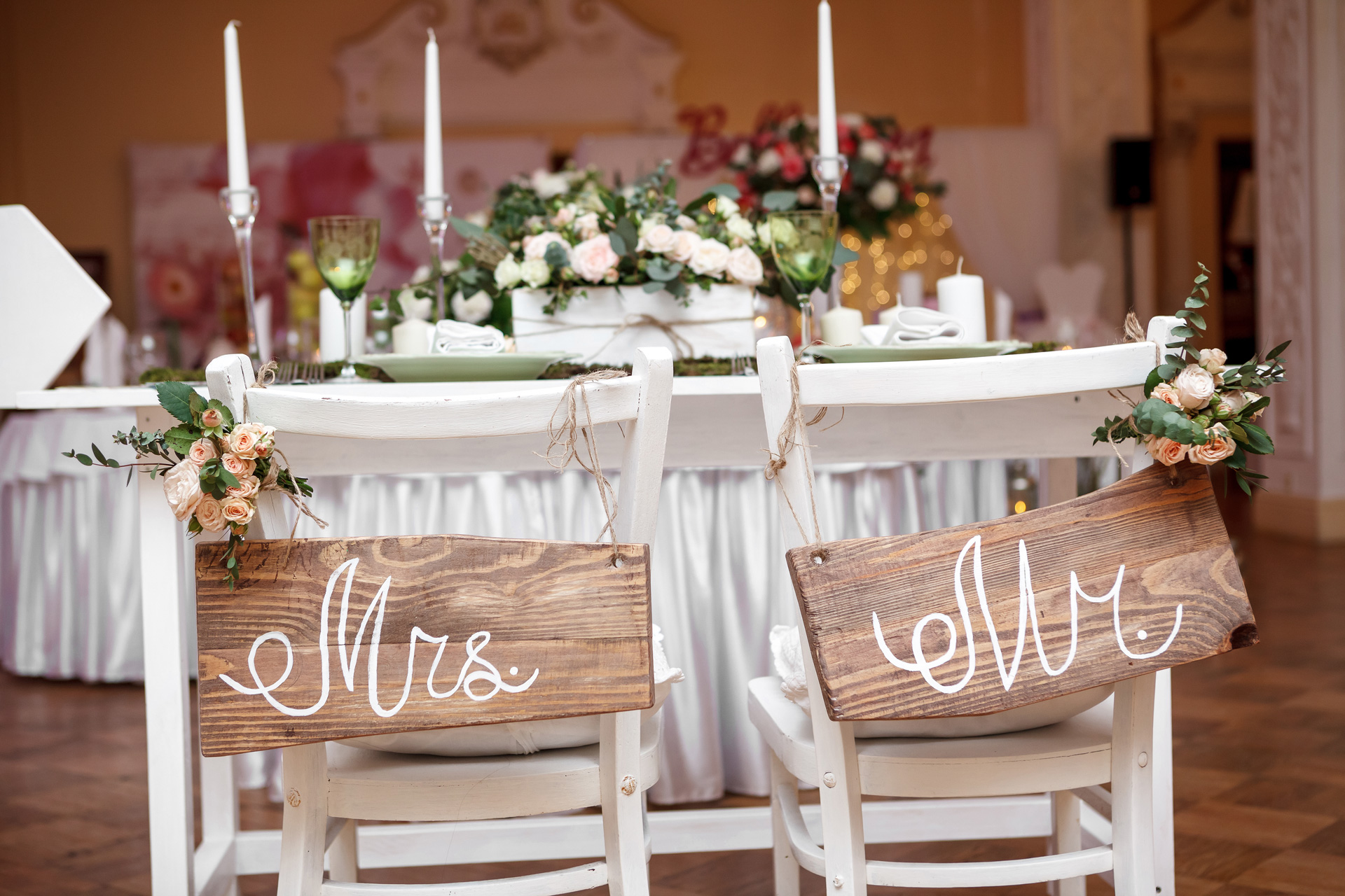 Tendance décoration mariage vintage ou bohème, deux chaises au diner