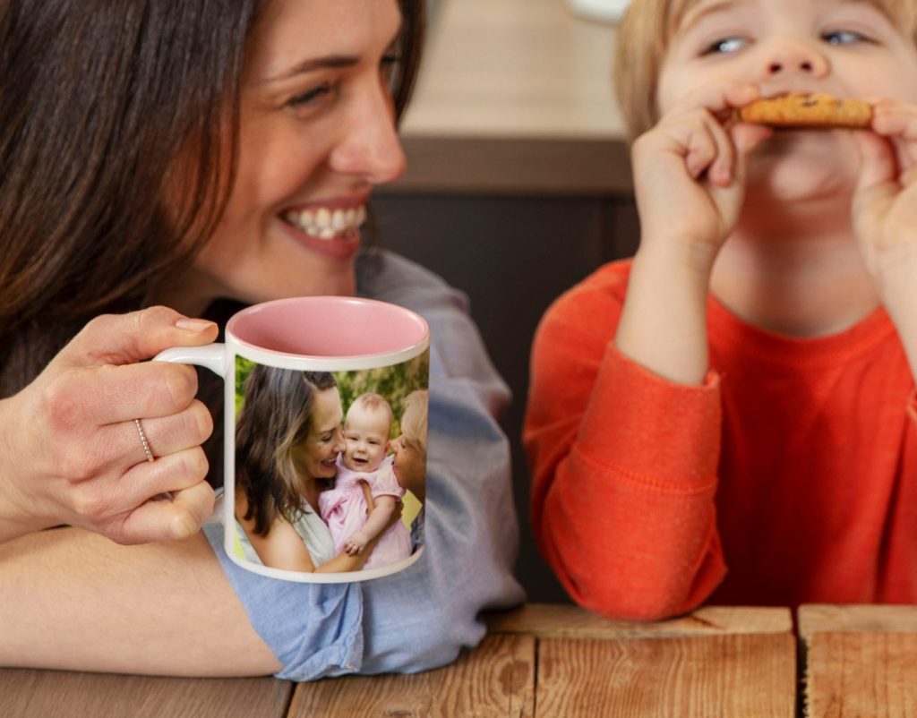 Une maman dégustant sa boisson préférée dans un Mug
