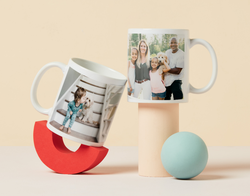 Deux mugs personnalisés de photos de famille