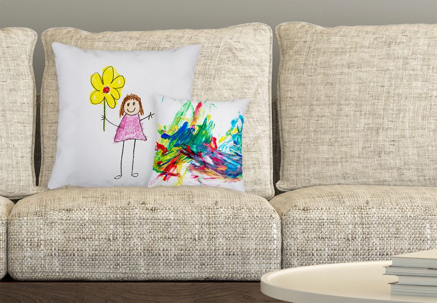 Dessins d'enfants sur des coussins, canapé beige 