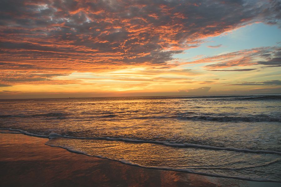 Lumière photo golden hours ou heures dorées : coucher de soleil sur la mer