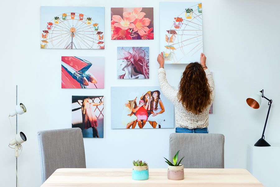 Décorer un mur de couleur avec un assortiment de cadres et de toiles pêle-mêle