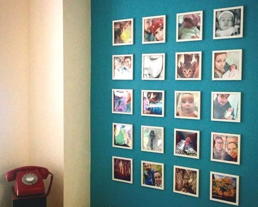 Décorer un mur de couleur avec un pêle-mêle de photos ou de cadres