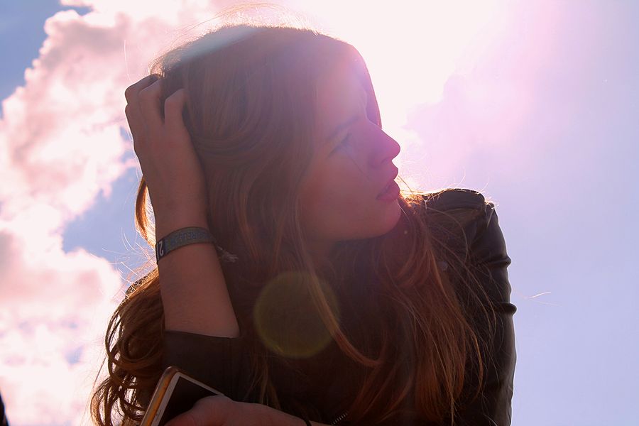 Portrait d'une jeune femme à contre-jour