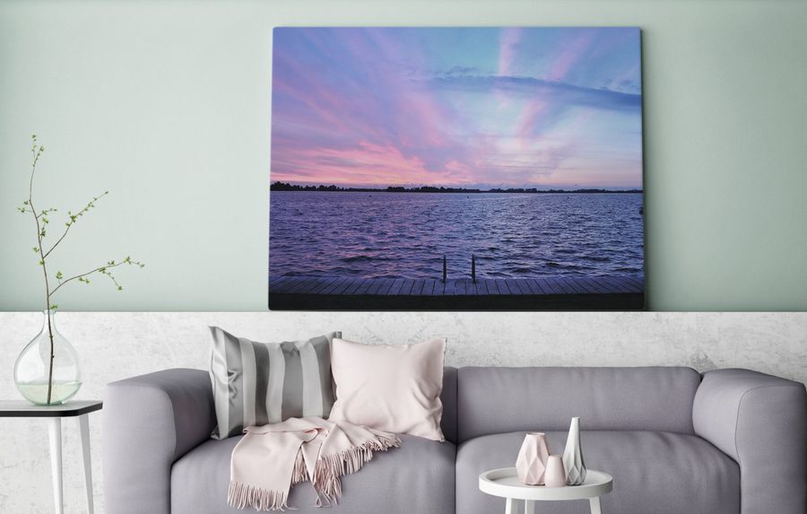 Toile photo au mur représentant la mer dans un appartement loft moderne