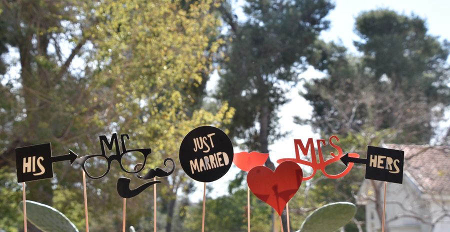Accessoires pour un photo booth de mariage avec pancartes, coeurs, moustaches, just married, etc.