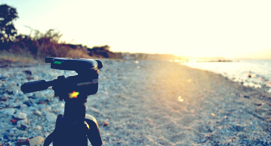 Utilisation des trépied pour ses photos de vacances, posé sur le sable sur la plage