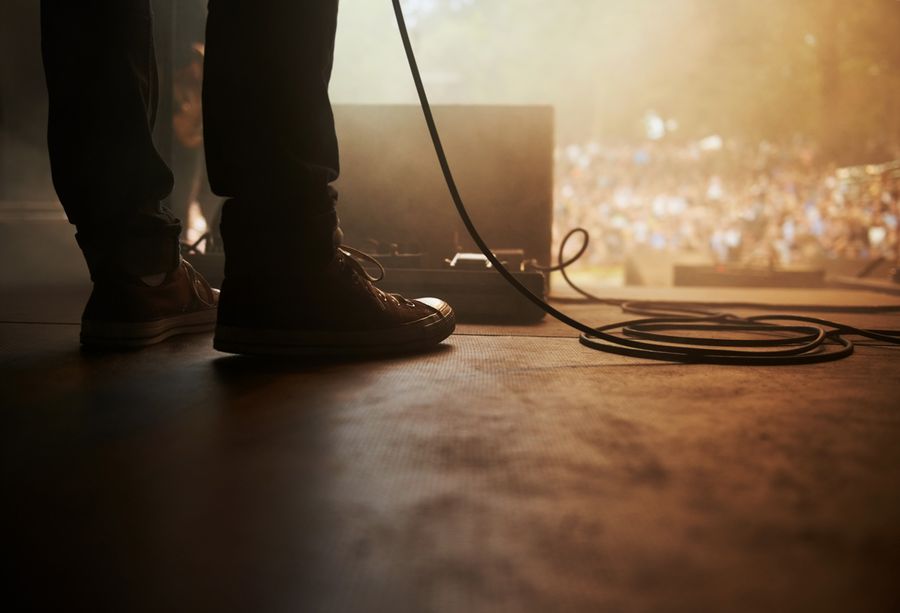 Fille qui porte sa copine dans un concert de musique en extérieur