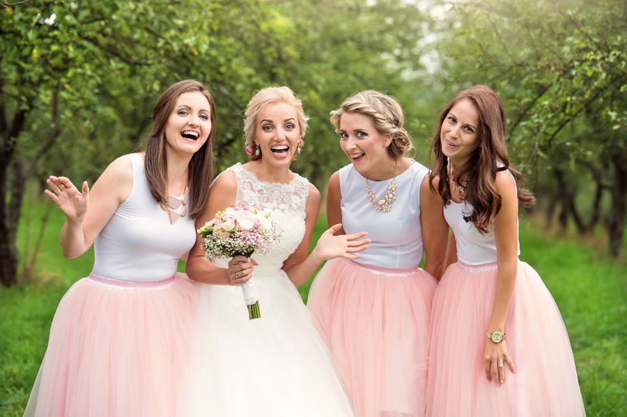 Demoiselles d'honneur ou témoins au mariage de leur meilleure amie, en tenue identique, avec un bouquet