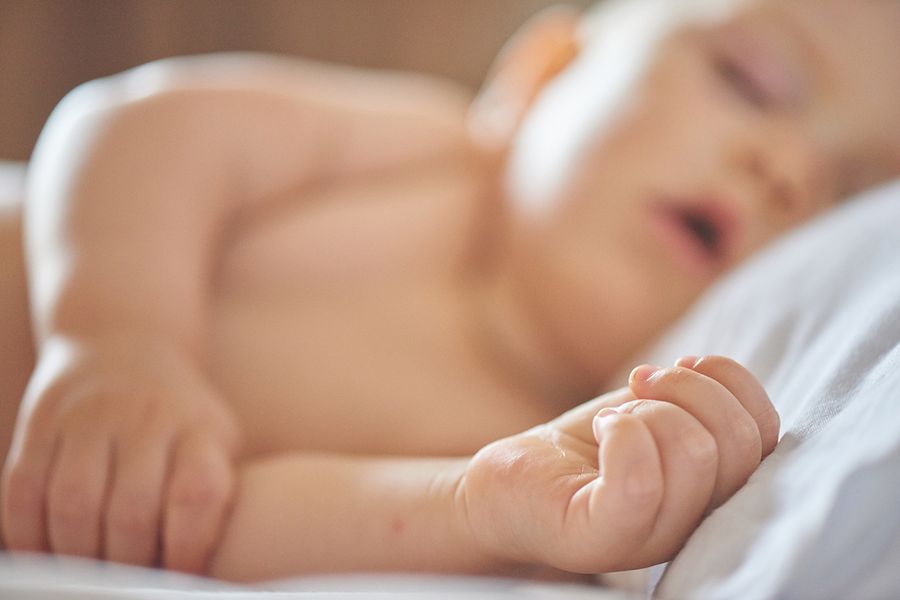 Bébé nouveau-né endormi dans son lit, photo couleur
