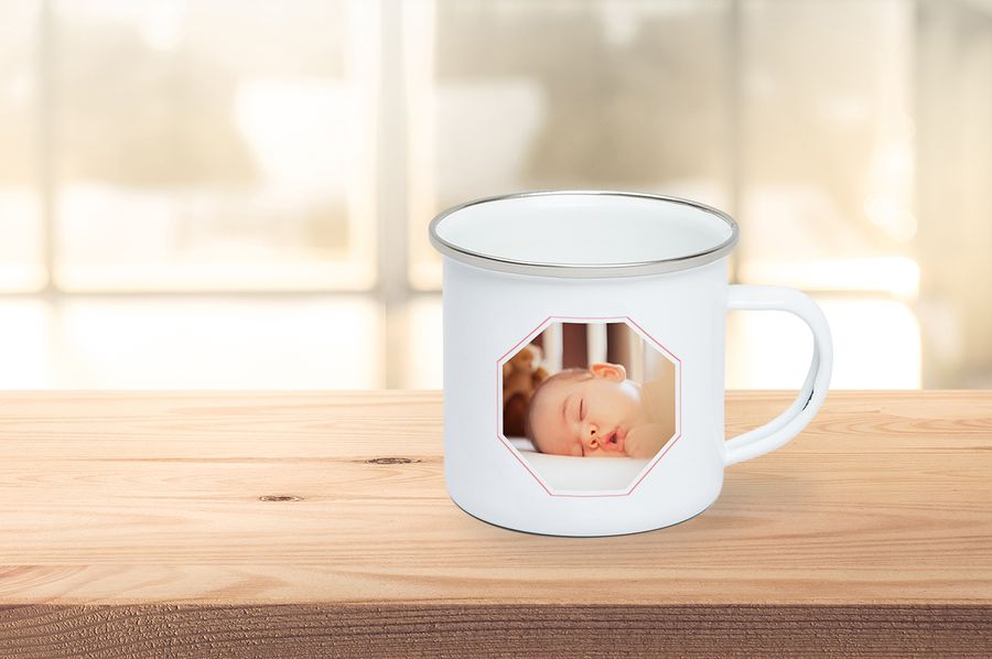 Portrait de bébé qui dort sur un mug vintage tasse émaillée