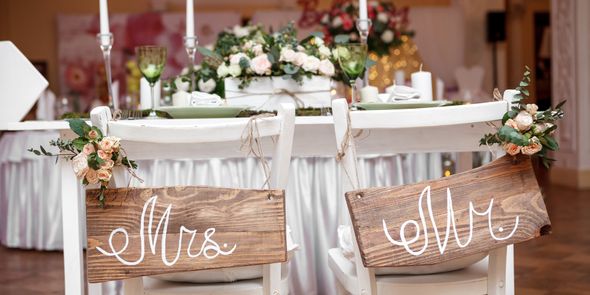 Tendance décoration mariage vintage ou bohème, deux chaises au diner