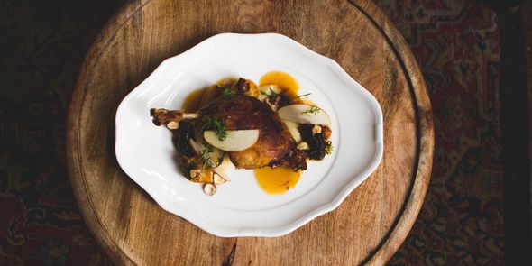 Photographie culinaire d'un plat de viande en sauce sur une assiette en porcelaine