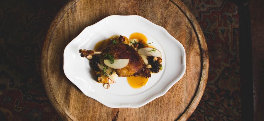 Photographie culinaire d'un plat de viande en sauce sur une assiette en porcelaine