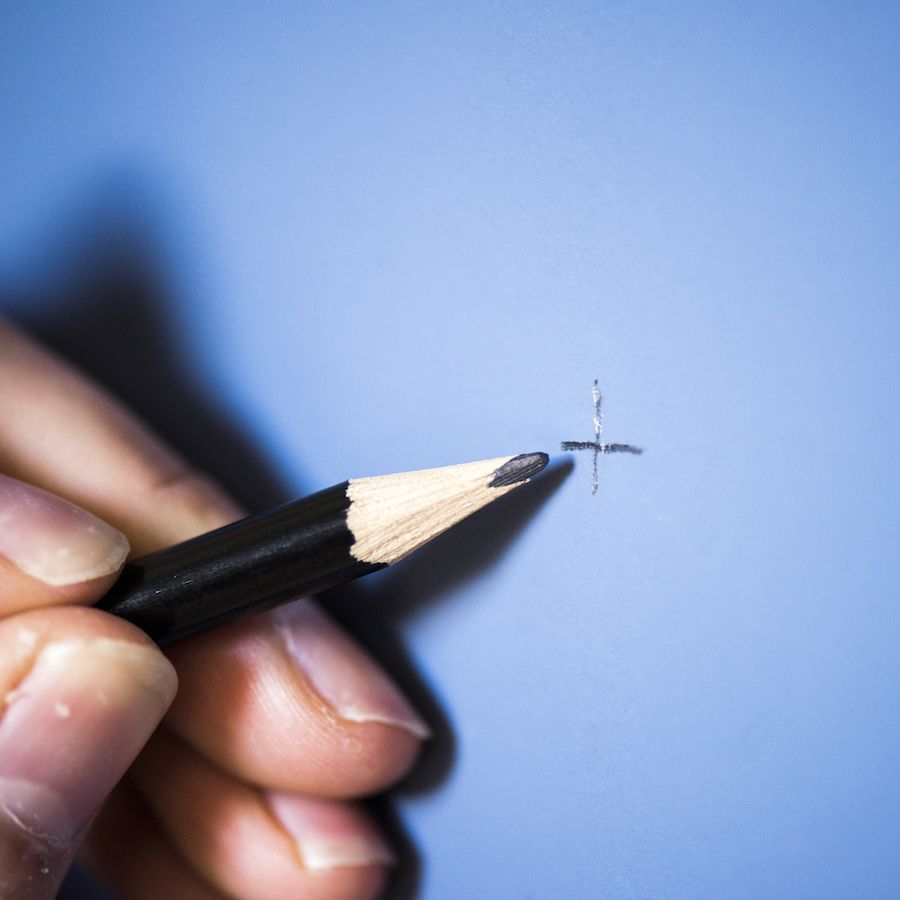 faites une marque sur le mur avec un crayon pour accrocher votre toile
