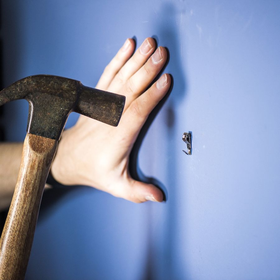 donnez un coup de marteau dans la marque sur le mur ou vous allez accrocher votre toile