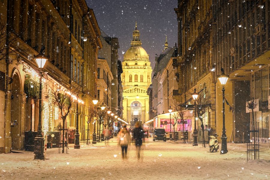 Ville enneigée la nuit