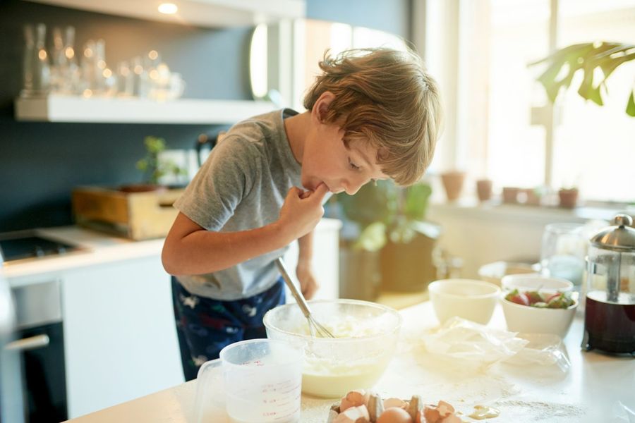 Un petit garçon dans la cuisine