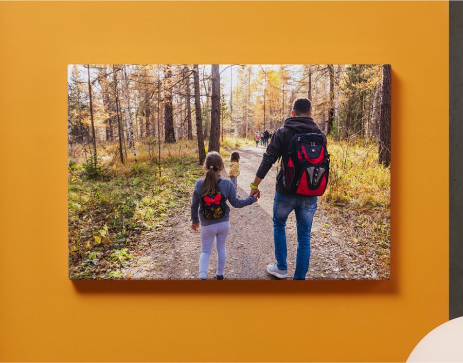 Toile photo d’une balade en famille dans la forêt