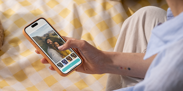 Gros plan d'une personne utilisant une application de filtre photo sur son smartphone, explorant les meilleures applications de retouche photo gratuites avec Photobox.