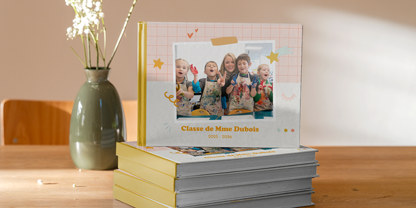 Un livre photo scolaire Photobox de 2026 montrant des enfants souriants pendant un cours d’arts plastiques, pour inspirer des yearbooks scolaires, des albums photo d’école et des idées de livre photo scolaire.