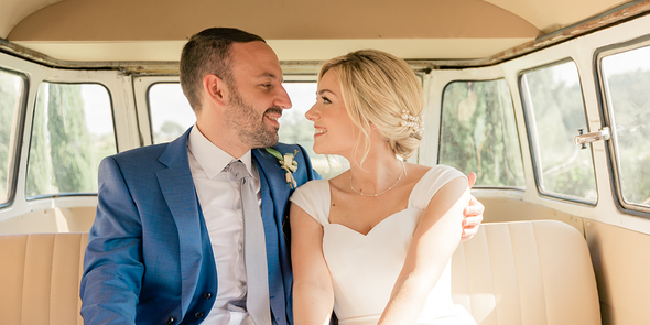 Fee, spécialiste du contenu éditorial chez Photobox, est assise dans une voiture avec son mari le jour de leur mariage, pour introduire des conseils d’organisation de mariage d’une ancienne mariée.