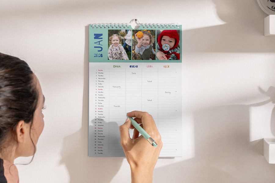 Agenda familiale Photobox personnalisée remplie par une femme.