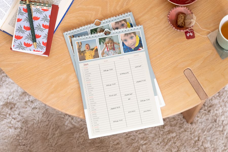 Agenda familiale Photobox personnalisée exposée en évidence sur une table basse en bois.