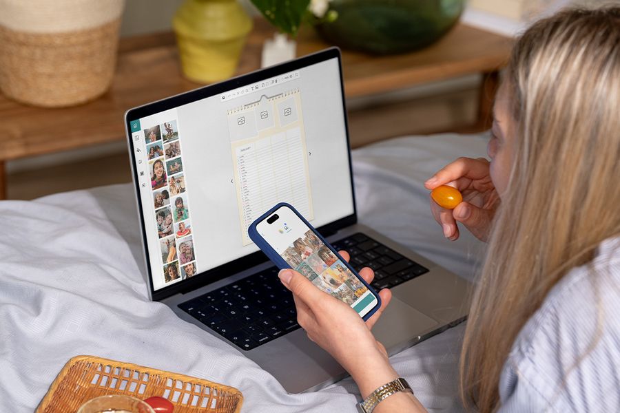 Femme utilisant son ordinateur portable pour créer une agenda familiale Photobox personnalisée avec l'éditeur facile.