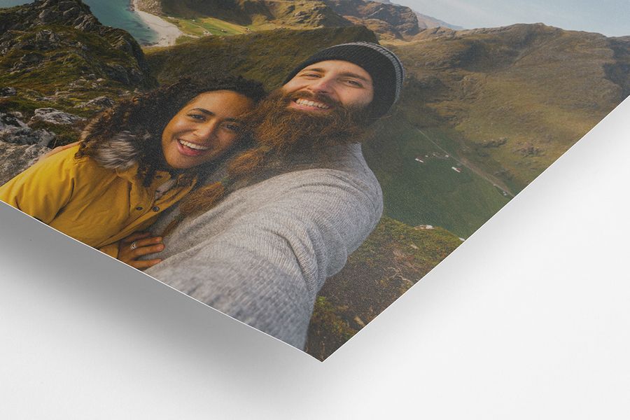 Une impression photo papier mat d'un couple souriant, montrant la différence entre mat et brillant.