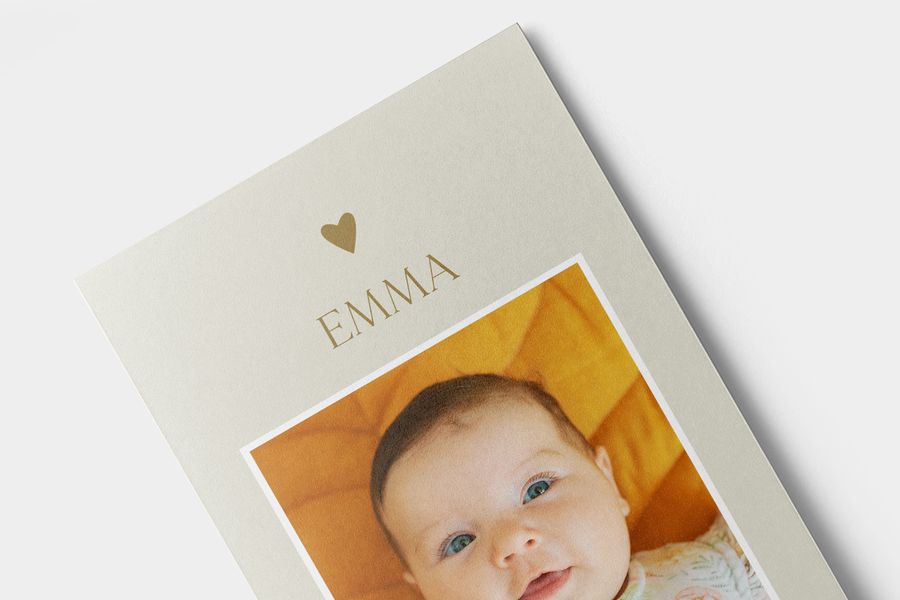 Un tirage photo papier mat d'une petite fille, montrant la différence.