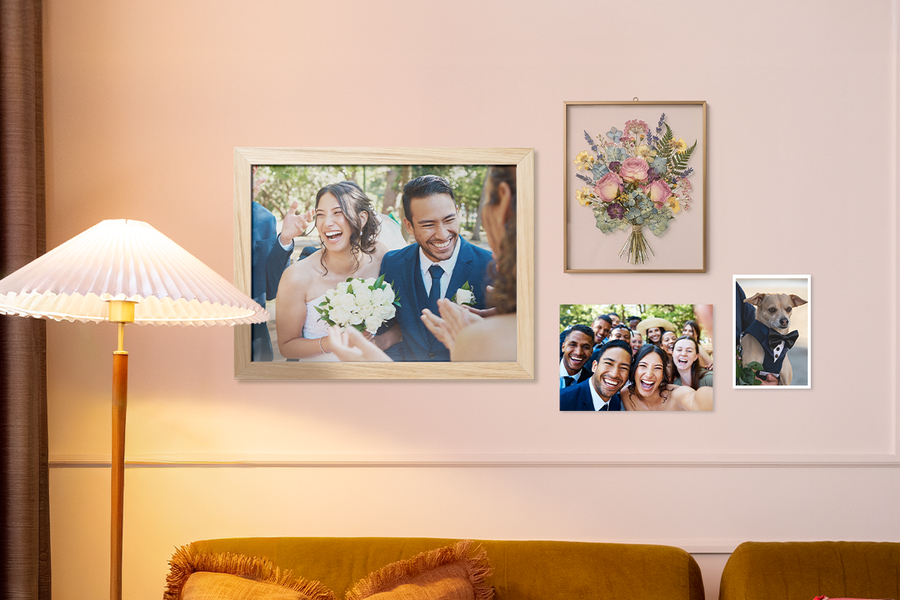 Des idées de deco murale mariage de Photobox présentées dans un salon avec un mur de photos mariage comprenant un bouquet, les mariés et un chien en smoking.