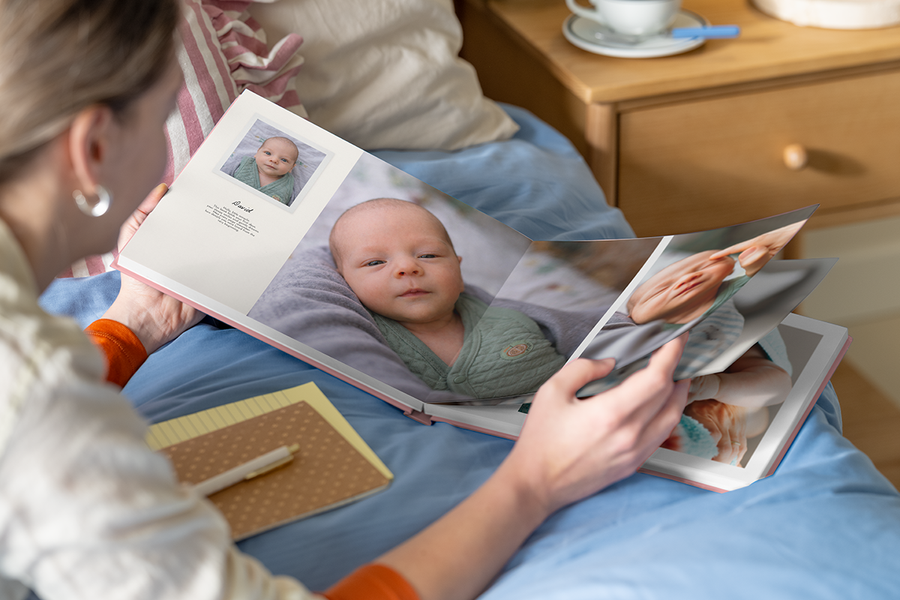 Un mon premier livre de photo de Photobox ouvert avec du texte montrant comment ajouter des éléments personnalisés.