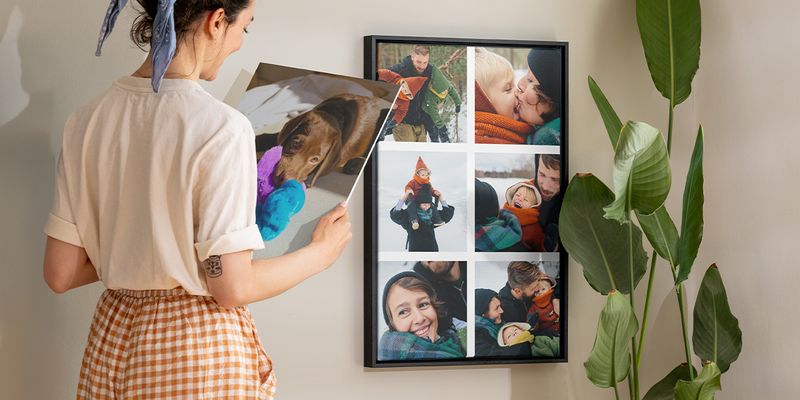Idées de décoration murale personnalisée, montrant un pêle-mêle encadré de photos de famille Photobox.