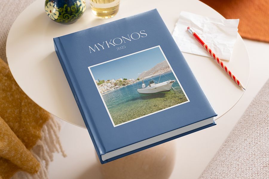 Idées de phrase à mettre dans un album photo de voyage Mykonos 2025, avec un crayon prêt à noter des souvenirs et une belle phrase pour album photo.