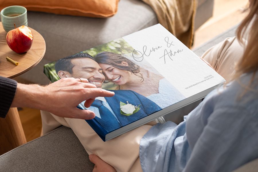 Un magnifique livre photo mariage de Photobox montrant un couple, parfait pour ajouter des citations livre photo mariage ou une phrase pour album photo mariage.