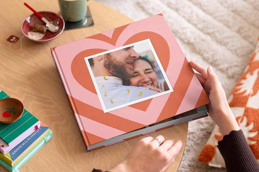 Un livre photo personnalisé pour un couple montrant une étreinte, offrant de l'inspiration pour une citation amour livre photo ou un album photo amour phrase.