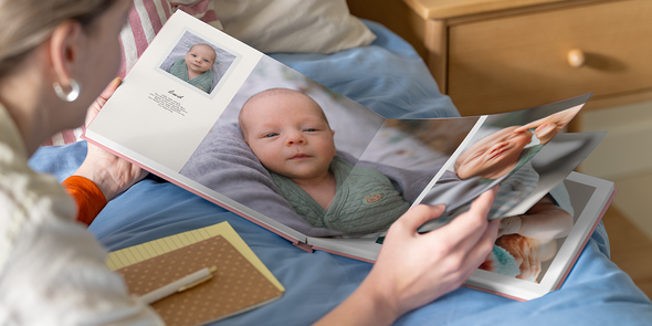 Un mon premier livre de photo de Photobox ouvert avec du texte montrant comment ajouter des éléments personnalisés.