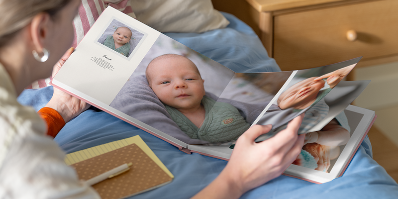 Un mon premier livre de photo de Photobox ouvert avec du texte montrant comment ajouter des éléments personnalisés.