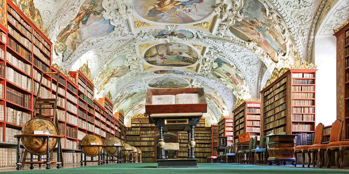 La salle théologique de la bibliothèque de Strahov à Prague, l'une des plus belles bibliothèques au monde pour un voyage littéraire avec Photobox.