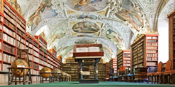 La salle théologique de la bibliothèque de Strahov à Prague, l'une des plus belles bibliothèques au monde pour un voyage littéraire avec Photobox.