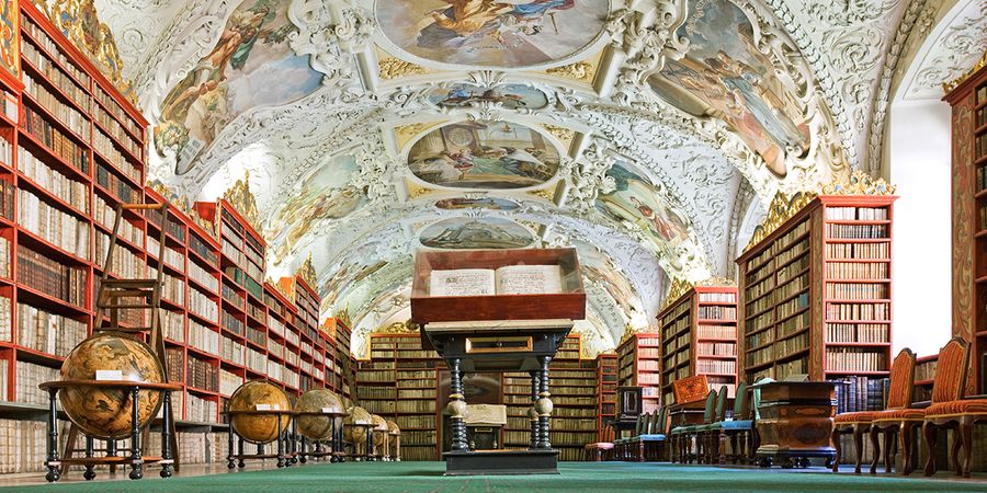 La salle théologique de la bibliothèque de Strahov à Prague, l'une des plus belles bibliothèques au monde pour un voyage littéraire avec Photobox.