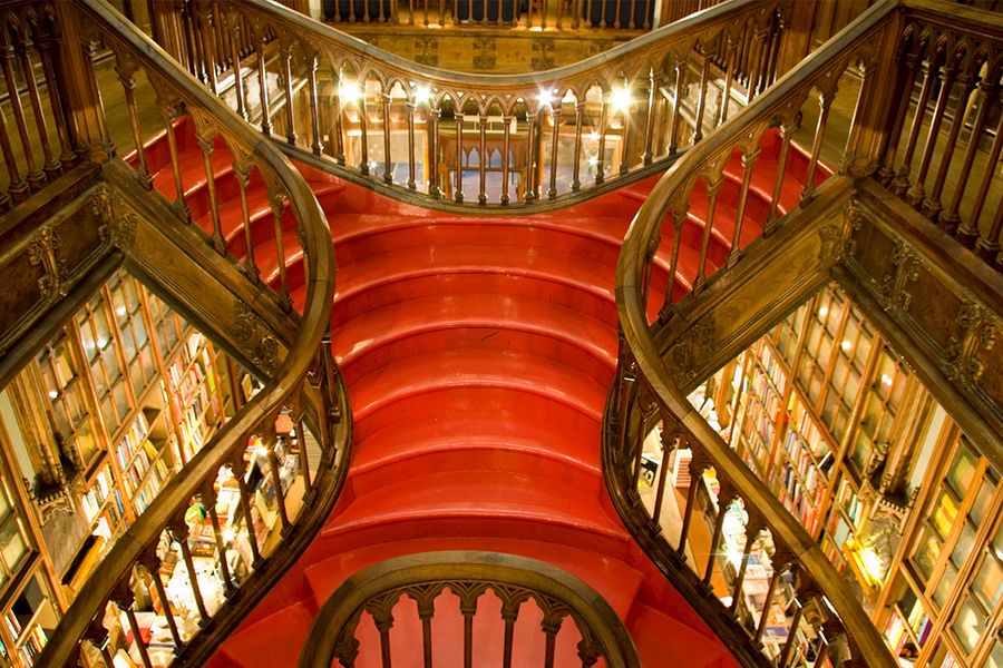 Livraria Lello à Porto, au Portugal, avec son célèbre escalier rouge et son architecture gothique, une destination incontournable parmi les plus belles librairies avec Photobox.