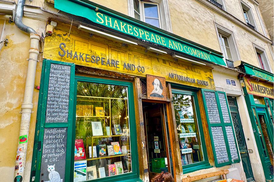 Shakespeare and Company à Paris, une librairie historique surplombant la Seine et lieu de rencontre mythique des écrivains, une étape clé d'un voyage littéraire avec Photobox.