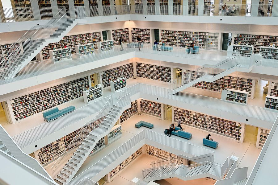 La bibliothèque municipale de Stuttgart en Allemagne, un atrium blanc futuriste au design minimaliste, une étape moderne incontournable pour un voyage littéraire avec Photobox.