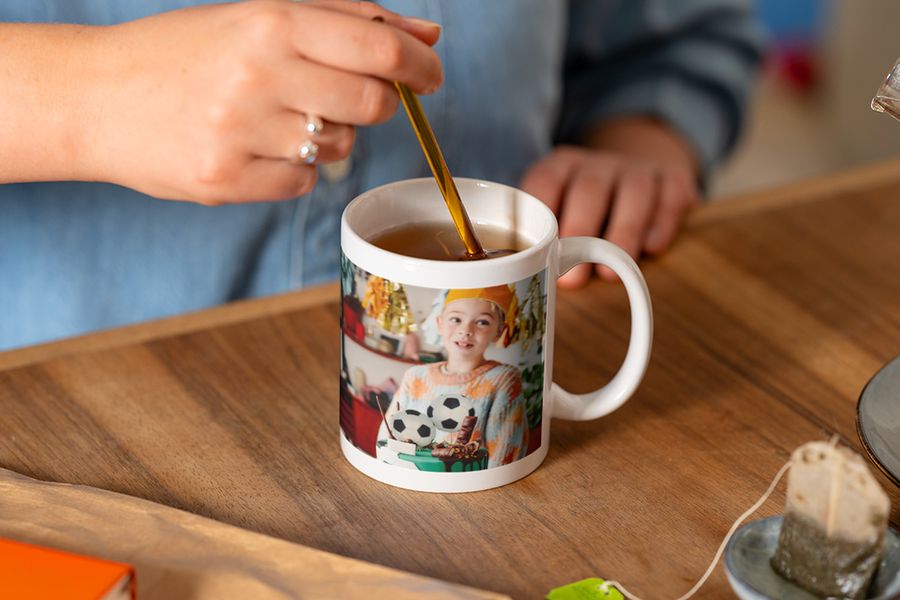 Un mug personnalisé Photobox avec un garçon et un gâteau de foot, une excellente idée livre photo anniversaire pour accompagner un livre photo pour anniversaire.