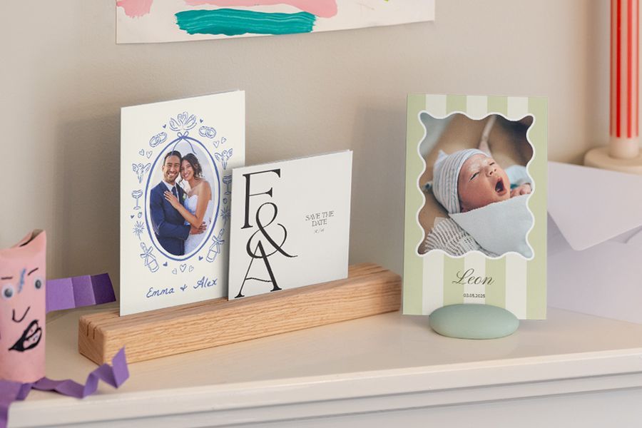 Un large choix de cartes personnalisées et de faire-part personnalisés comme des save the date ou des cartes de naissance, créés à partir des modèles colorés de Photobox.