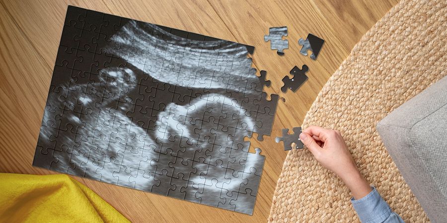 Une échographie de bébé sur un puzzle personnalisé Photobox, parfait pour un jeu de baby shower unique et des activités de baby shower amusantes.