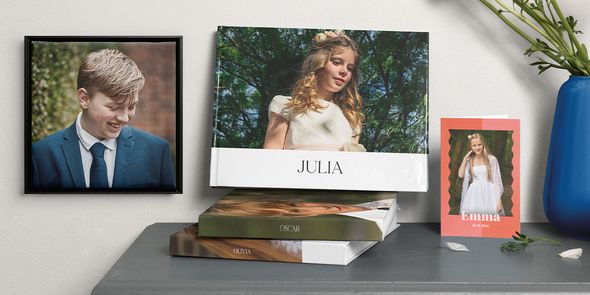 Une sélection de produits personnalisés comprenant un livre photo, une carte et une décoration murale sur le thème de la première communion, montrant comment préparer une première communion avec Photobox.